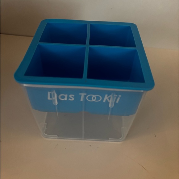 [NWT] Clear Ice Cube Maker - Picture 3 of 9